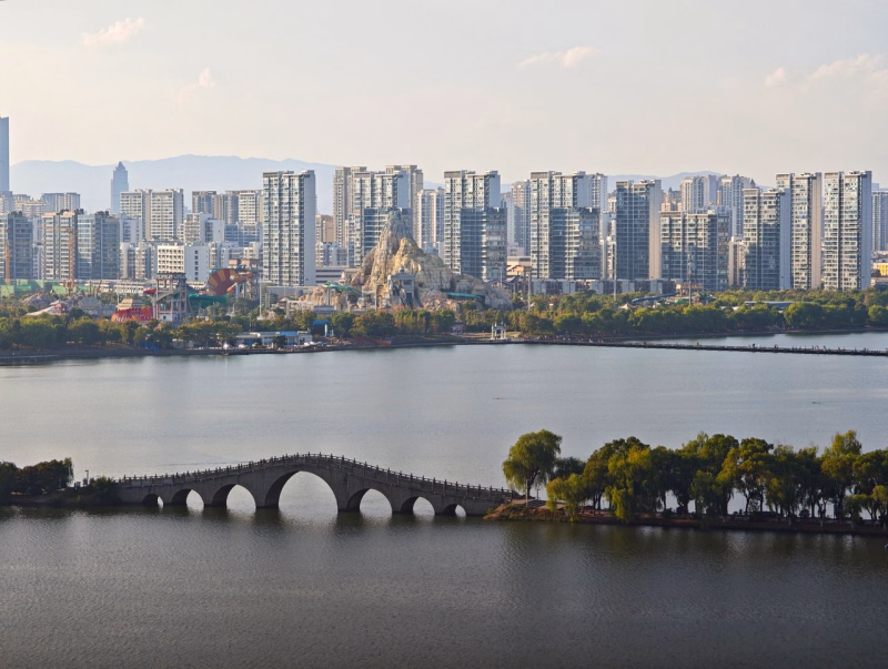 https://www.pexels.com/photo/scenic-cityscape-with-bridge-and-lake-view-34464174/