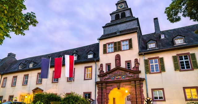 8-Day Austria Scenic Tour: Vienna, Salzburg, Innsbruck & Hallstatt with City Tours & Palace Visit
