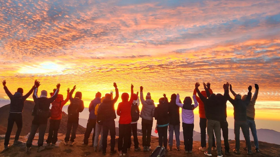 Day 05: Hike to Pikey Peak for sunrise and explore around. 2 hours hike 4060m